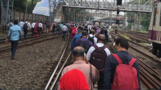 Major Power Cuts Leaves Mumbai On Standstill Train Services Affected-SurgeZirc India