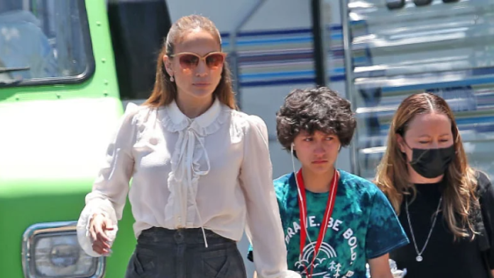 Ben Affleck Wraps Arm Around J.Lo’s Child Emme During Set Visit - SurgeZirc India