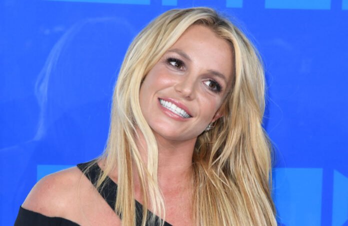 Britney Spears Flips Camera, Smears Cake On Herself After Instagram Return - SurgeZirc India